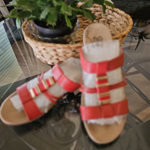 2 pair leather sandals - Picture 2 of 7